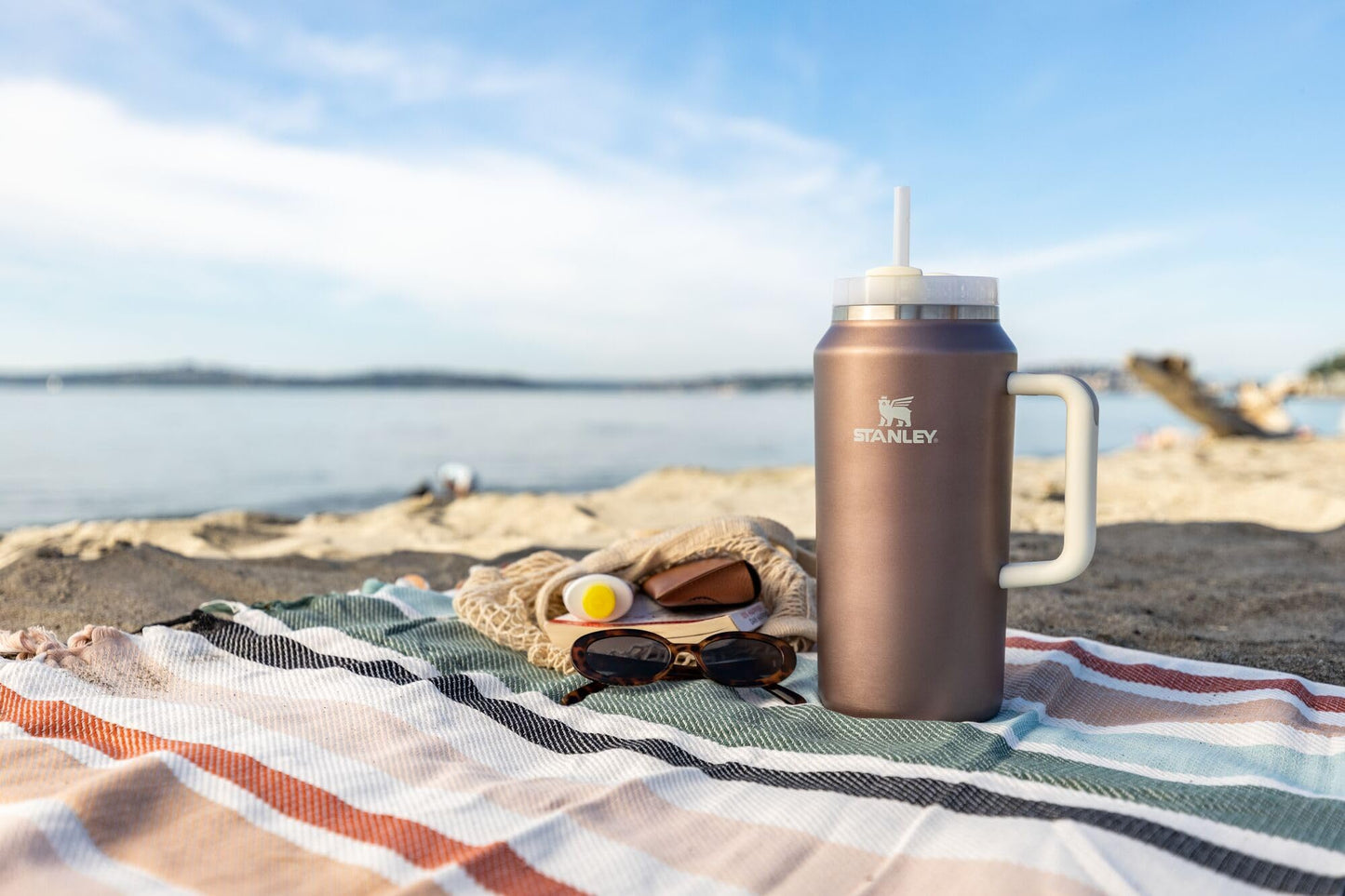 Stanley Quencher H2.0 FlowState Stainless Steel Vacuum Insulated Tumbler with Lid and Straw for Water, Iced Tea or Coffee, Smoothie and More, Rose Quartz 2.0, 30 OZ / 0.89 L